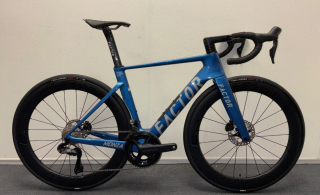 Factor Monza Blauw 52cm 2025